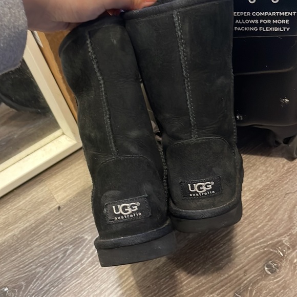 Used black short classic uggs worn a few times - Picture 2 of 3